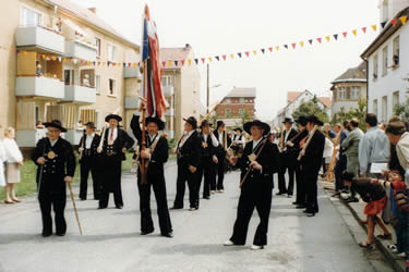 Darstellung des Zimmermannsumzuges zum Festumzug „850 Jahre Klosterlausnitz“ von 1987.