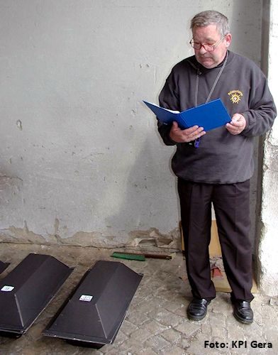 Bestattung der gefundenen Skelette auf dem Friedhof Oberndorf im Jahr 2004